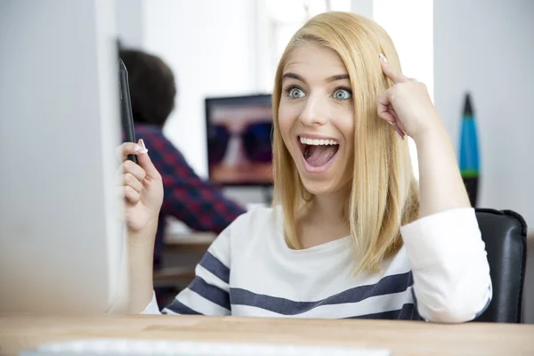 Succès jeune fille travaillant sur ordinateur — Photo