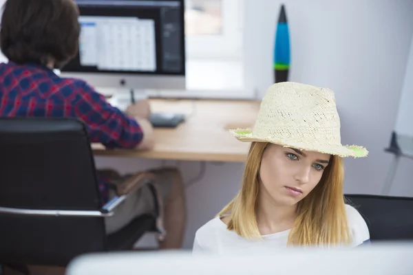 Young girl working in office — Stock fotografie