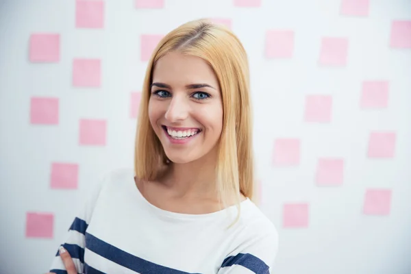 Femme gaie debout dans le bureau — Photo