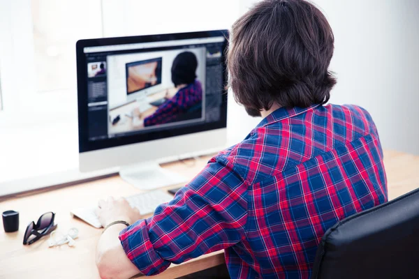 Male photo editor working on computer — Stock Photo, Image