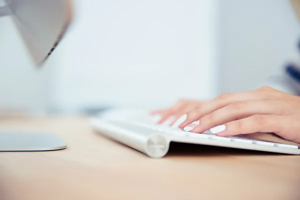Female hands using keyboard — Stock Photo, Image