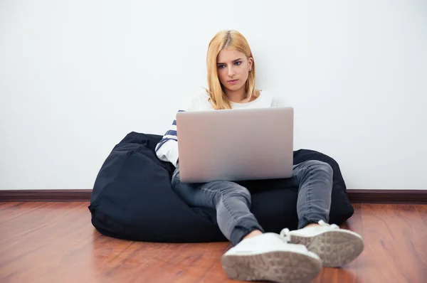 Молода жінка використовує ноутбук — стокове фото