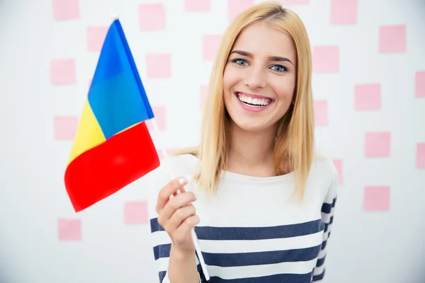 Happy woman holding Romanian flag — 图库照片