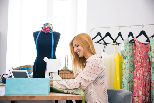 Woman using sewing machine — Stock Photo, Image