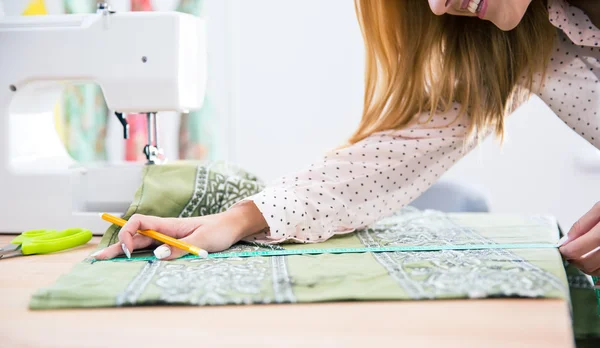 Sastre femenino trabajando en taller — Foto de Stock