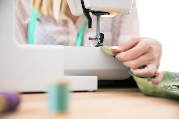 Mujer usando una máquina de coser — Foto de Stock