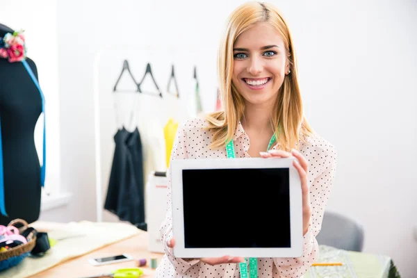 Girl showing tablet computer screen — Stock fotografie