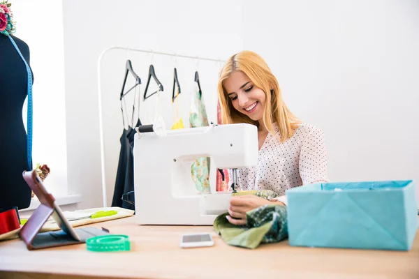 Sastre femenino usando máquina de coser —  Fotos de Stock