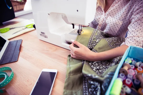 Mujer usando una máquina de coser — Foto de Stock