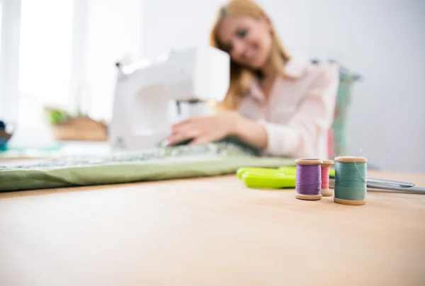 Diseñador trabajando en la máquina de coser —  Fotos de Stock