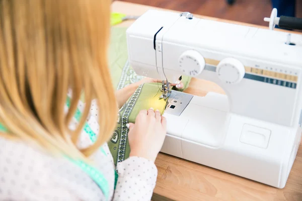 Sastre femenino usando una máquina de coser — Foto de Stock