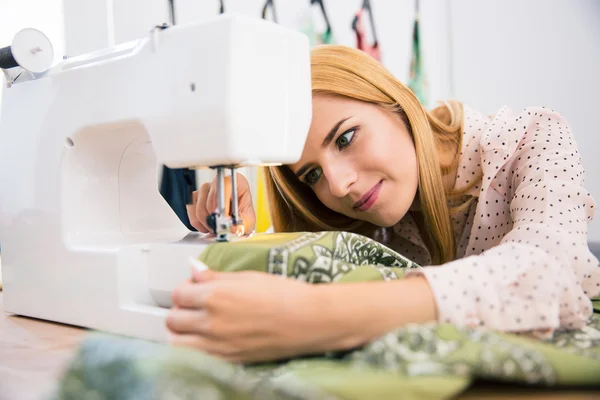 Sastre femenino usando máquina de coser — Foto de Stock