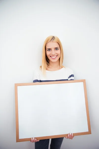 Menina bonita segurando placa em branco — Fotografia de Stock