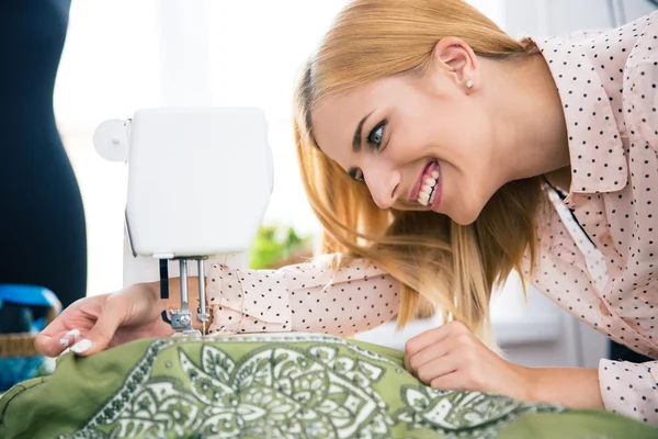 Дизайнер, работающий над швейной машиной — стоковое фото