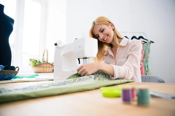 Diseñador trabajando en la máquina de coser — Foto de Stock