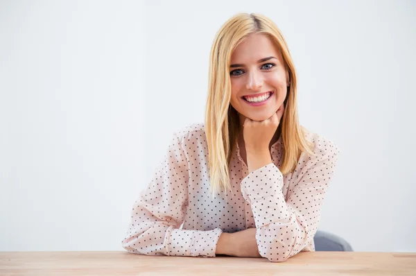 Felice bella studentessa seduta a tavola — Foto Stock