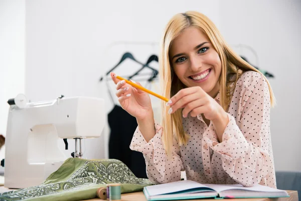 Female designer sitting at her workplace in workshop a — Stock Photo, Image