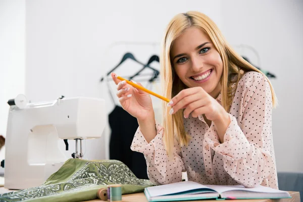Kadın tasarımcı atölyesinde onun işyerinde oturan bir
