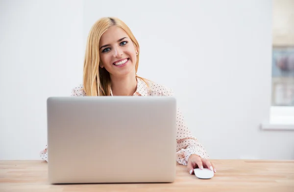 Χαμογελαστός νεαρός επιχειρηματίας χρησιμοποιώντας φορητό υπολογιστή — Φωτογραφία Αρχείου