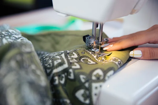 Mano femenina con máquina de coser — Foto de Stock