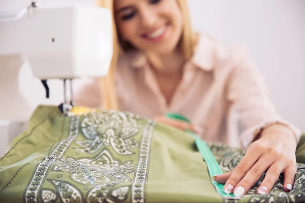 Female tailor working in workshop — Stock Photo, Image