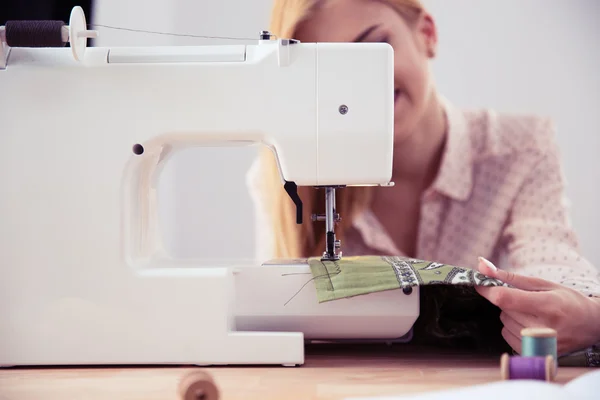 Vrouwelijke op maat met behulp van naaimachine — Stockfoto