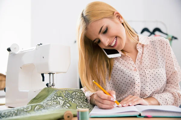 Designer talking on the phone — Stock Photo, Image