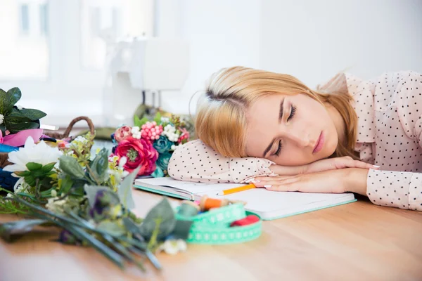 Mujer deisgner durmiendo en el escritorio —  Fotos de Stock