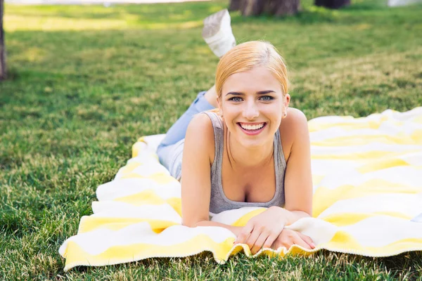 Portret van een jong meisje liggend op de mat — Stockfoto