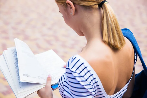 Kobiet student czytaniu książki — Zdjęcie stockowe