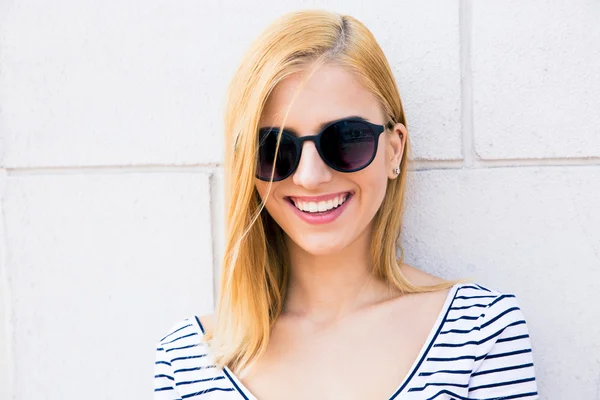 Smiling female teenager in sunglasses — Stock fotografie