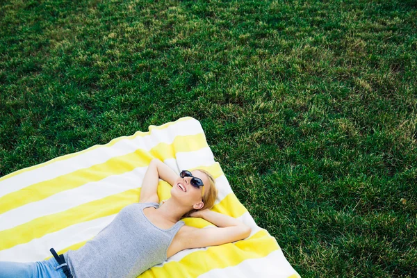 Happy young girl resting on lawn — Stockfoto