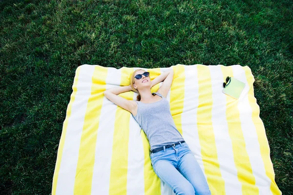 Молодая женщина лежит на коврике — стоковое фото