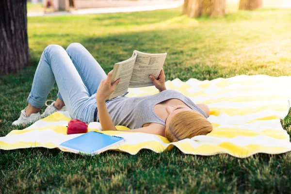 Jovencita leyendo libro al aire libre — Foto de Stock