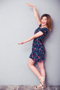 kadın bir şeyler avuç içi gösteriyor