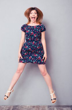 neşeli kadın atlama