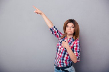 Başparmağını Yukarı Gösteren Kadın