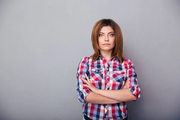 Young woman standing with arms folded — Stock Photo, Image