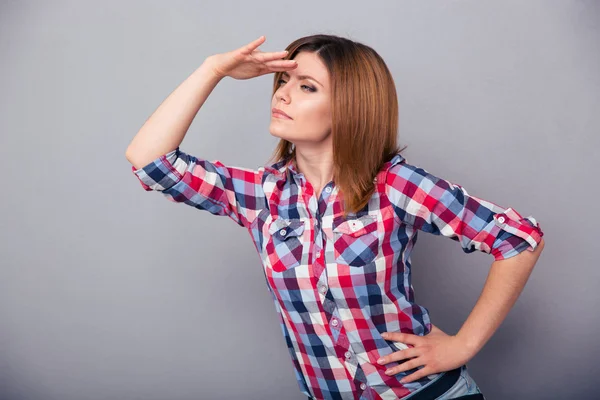 Casual vrouw op zoek naar de afstand — Stockfoto