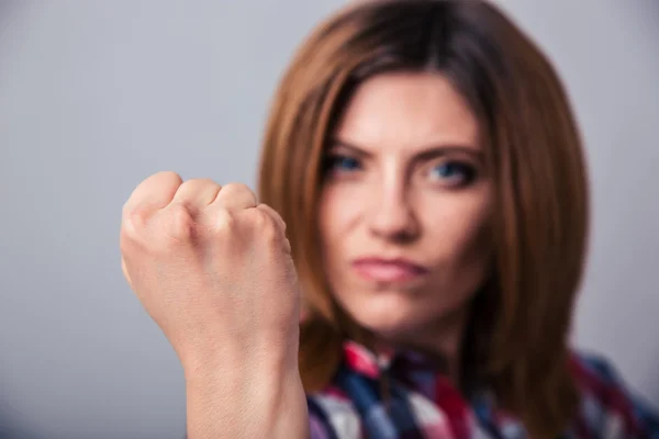 Wanita muda pemarah menunjukkan kepalan tangannya — Stok Foto