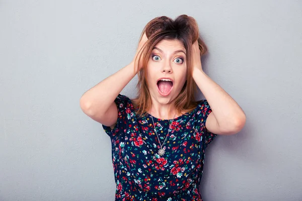 Surprised young woman screaming — Stock Photo, Image