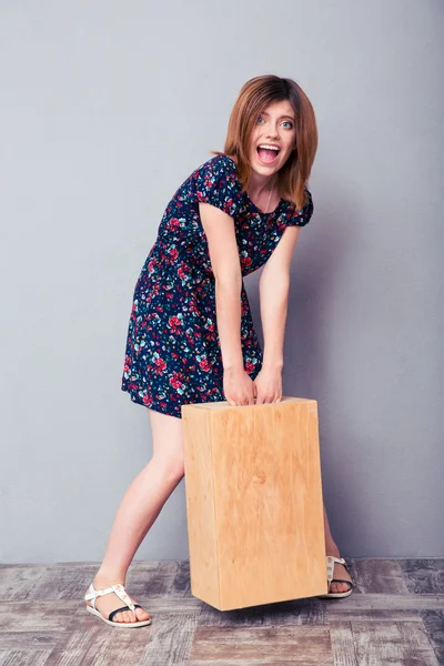 Grappige jonge vrouw met houten doos — Stockfoto