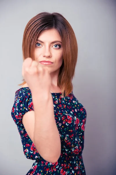 Злая молодая женщина показывает кулак — стоковое фото