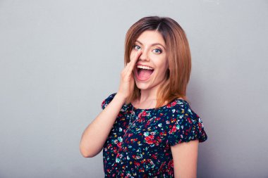 Genç kadın dedikodu söylüyorum