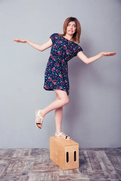 Vrouw stond op houten doos — Stockfoto