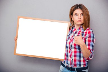 Pano tutarak ve başparmak gösterilmesini kadın 