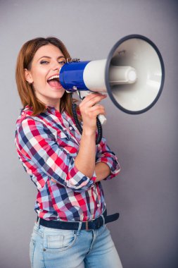 Mutlu kadın megafon içinde bağırarak