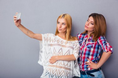 İki kadın selfie çekiyor.