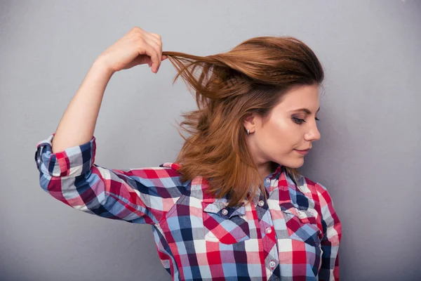 Жінка тримає волосся — стокове фото