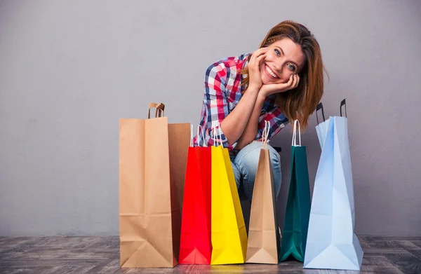 Mulher com sacos de compras — Fotografia de Stock